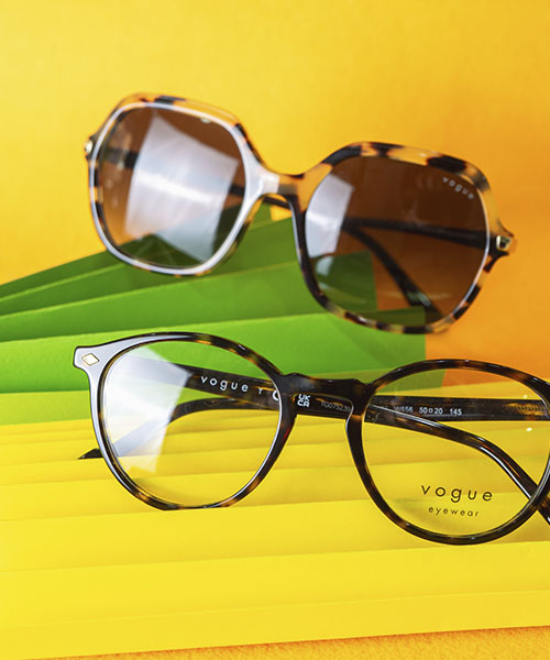 Fotografía de producto para gafas Vogue Eyewear, realizada por La Pecera para destacar marcas de moda y accesorios con estilo visual vibrante.