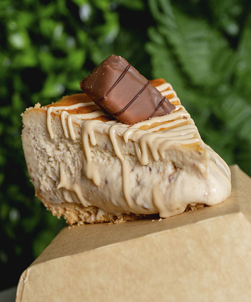 Imagen de cheesecake con cobertura de crema y bombón de chocolate, elaborada para branding gastronómico por La Pecera.