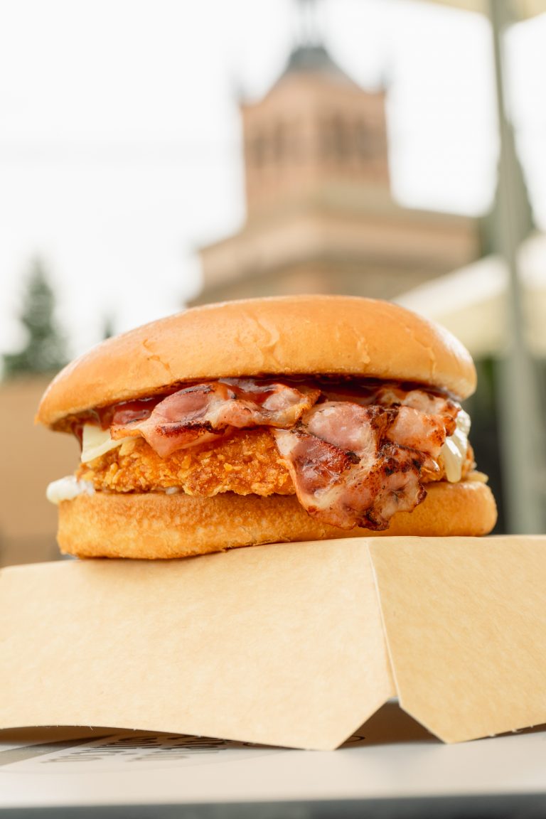 Fotografía creativa de hamburguesa gourmet en exterior, producida por La Pecera para potenciar la identidad visual de marcas de hostelería.