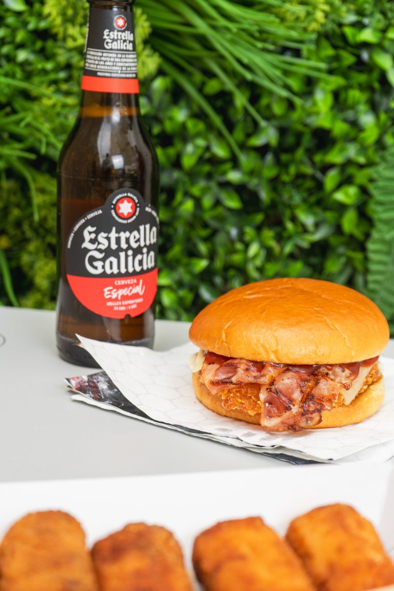 Fotografía de producto gastronómico con hamburguesa, croquetas y cerveza Estrella Galicia, realizada por La Pecera para campañas visuales de marca.